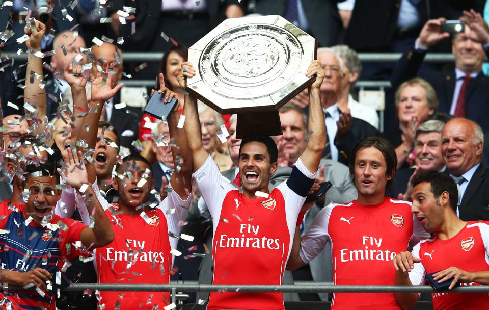 Community Shield, Arsenal-Manchester City 3-0: capitan Arteta solleva al cielo il trofeo a fine gara. Getty